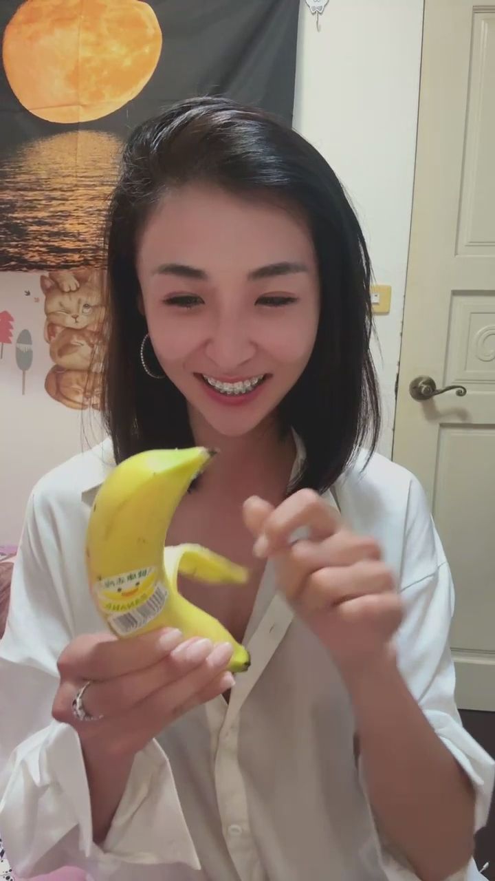 x_xiang : 今天的下午茶有點調皮 😉🍌 #感官衝擊 #甜美誘惑