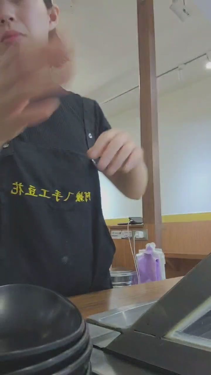 anyu__ : 忙碌櫃台的日常剪影，認真打包工作的背影也很有魅力！💼 #工作日常 #店員 #背影 #職人精神