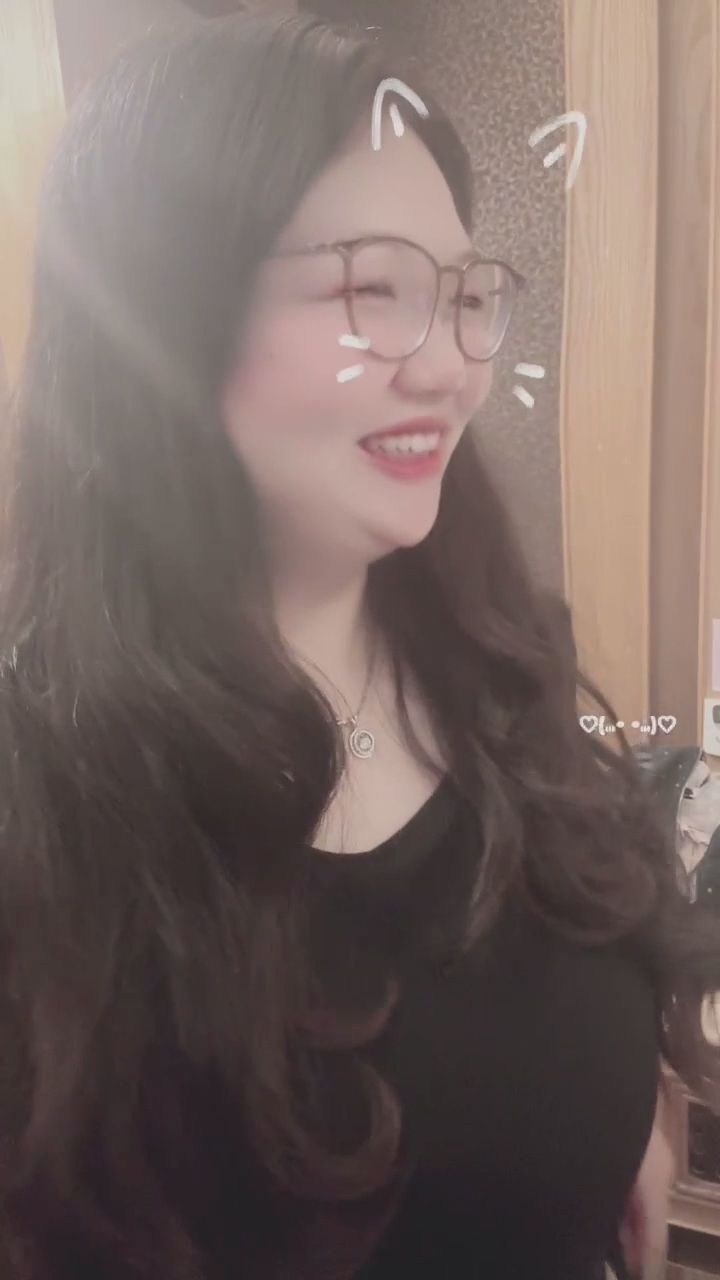  : 換上新洋裝準備出門！閨蜜突然闖入鏡頭啦～👗👯‍♀️ #穿搭 #閨蜜日常 #驚喜