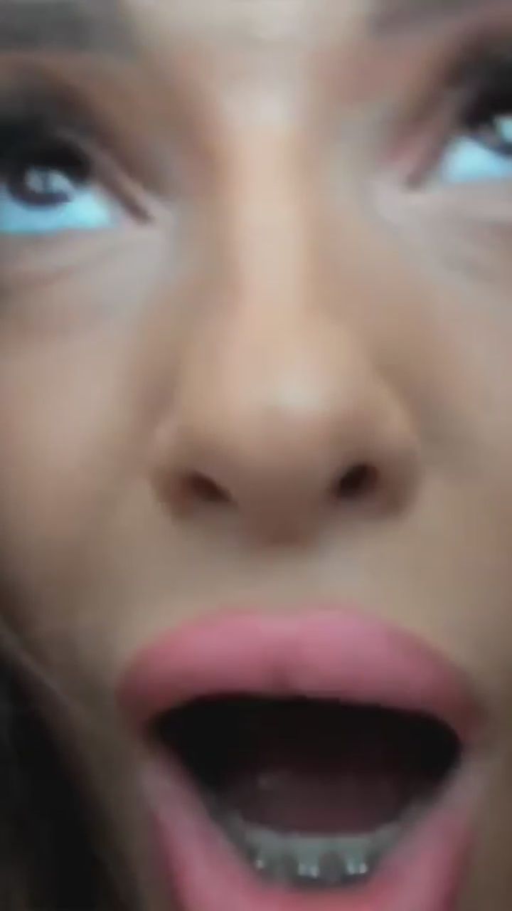  : 從背後捕捉的誘人姿態，這個火辣回眸你抵擋得了嗎？🍑👀 #火辣身材 #挑逗 #性感女神