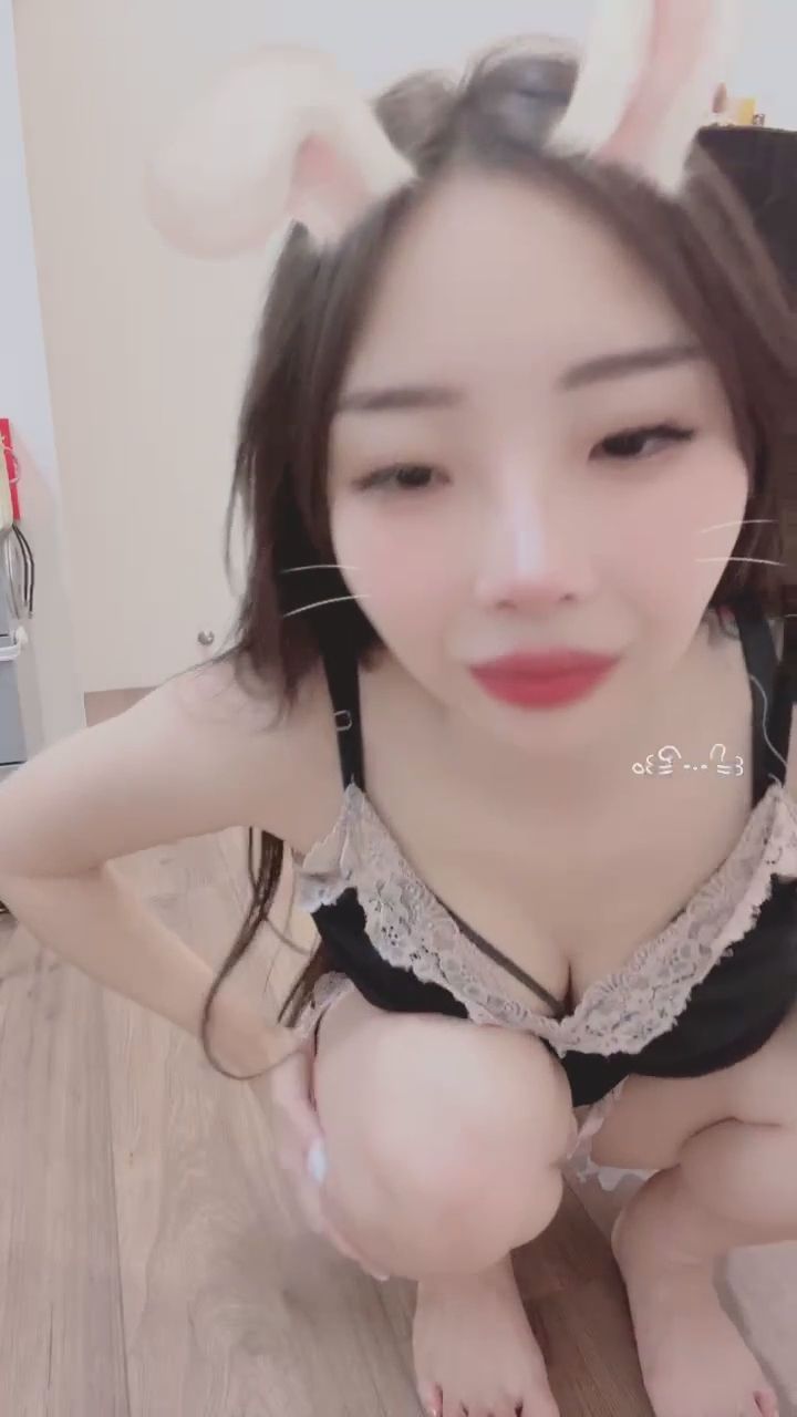 yo225250 : 這麼近的距離，你的心跳有加速嗎？💕 #兔耳 #親密視角 #蕾絲睡衣