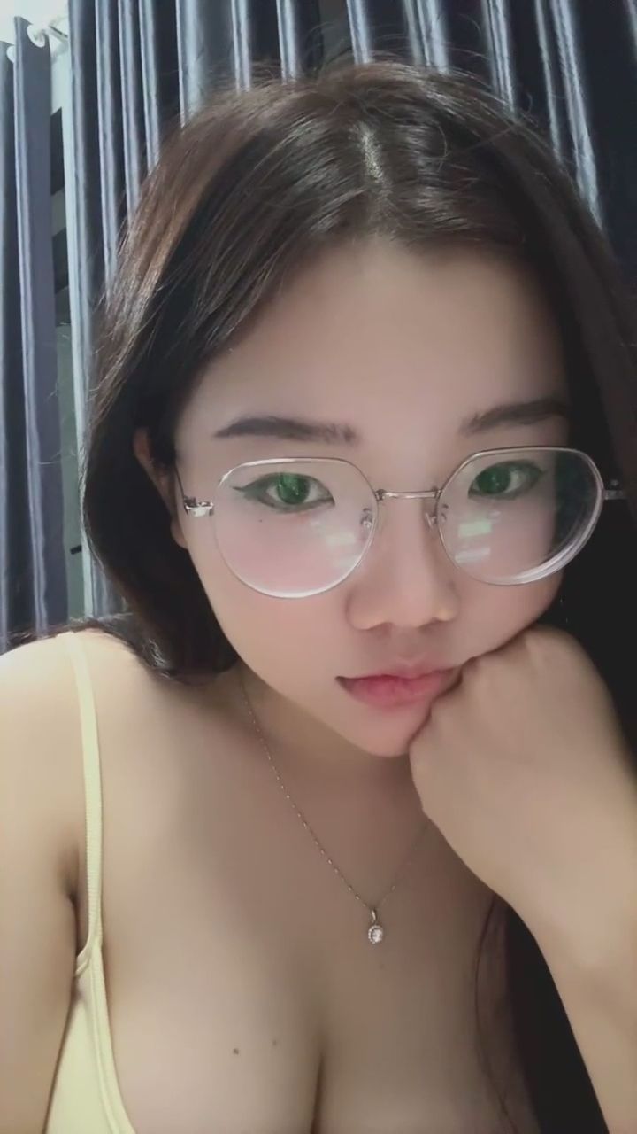  : 這眼神誰能抗拒？咬手指的純欲瞬間讓你心動了嗎？眼鏡控集合！👓✨ #純欲 #眼鏡控 #心動瞬間 #咬手指
