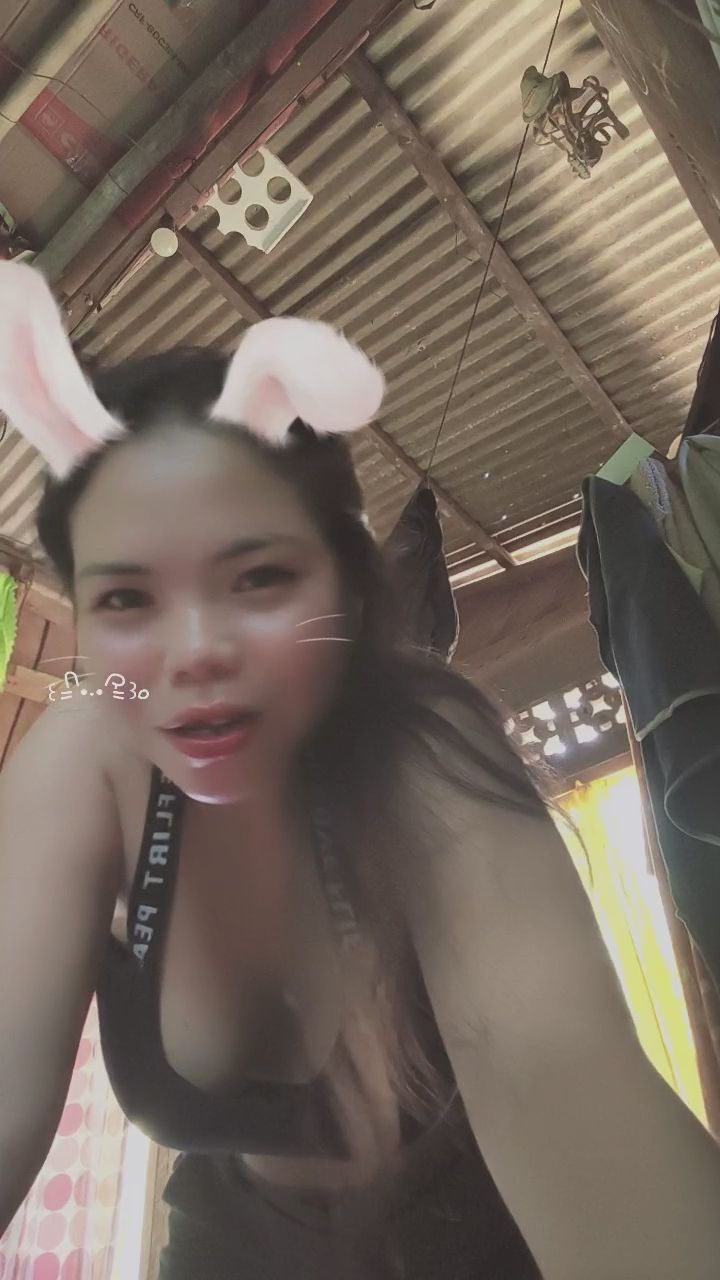 sexywoman18 : 忍不住想靠近你多看一眼🐰💕 滿滿的甜美笑容讓你一秒戀愛! #甜美 #近距離 #女友感 #心動瞬間