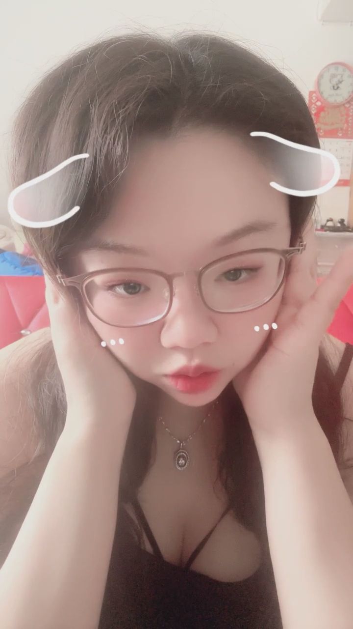  : 雙手托腮的無辜模樣，有沒有擊中你的心呢？💕 #賣萌 #可愛 #心動