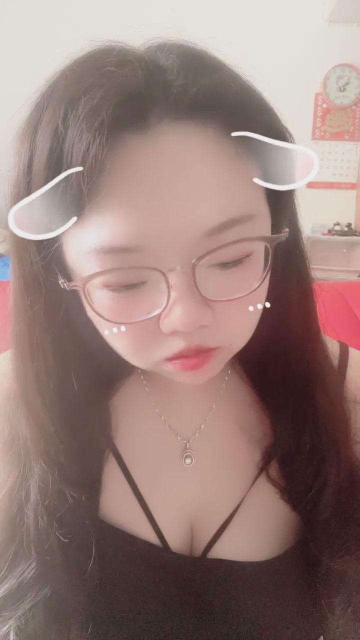  : 近距離對視，整理頭髮的瞬間最迷人。🥰 #甜美 #日常 #互動