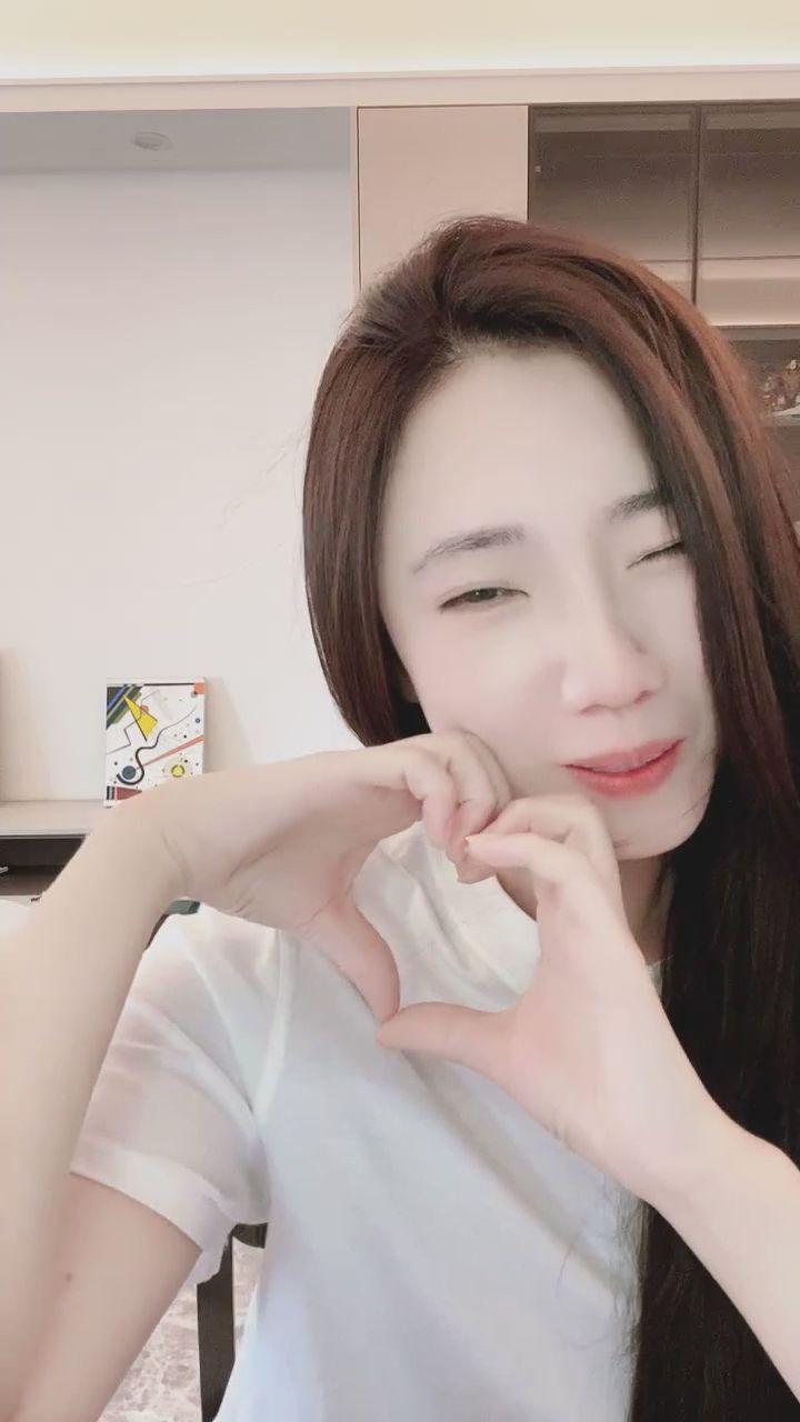 ba8803 : 這顆愛心是專屬給你的喔！收到了嗎？❤️ #比心 #甜美 #心動告白