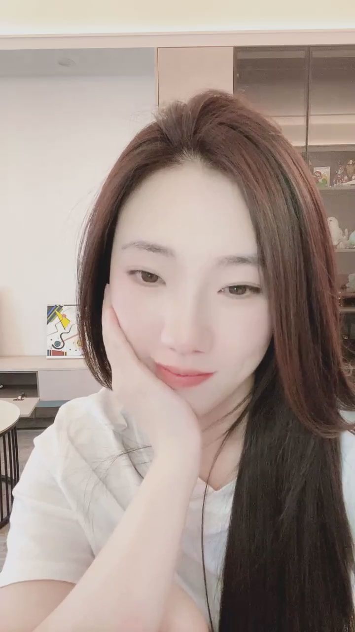  : 溫柔的對視與不經意的咬唇，這瞬間讓人完全無法抗拒...🫣 #咬唇 #心跳漏拍 #甜美女孩