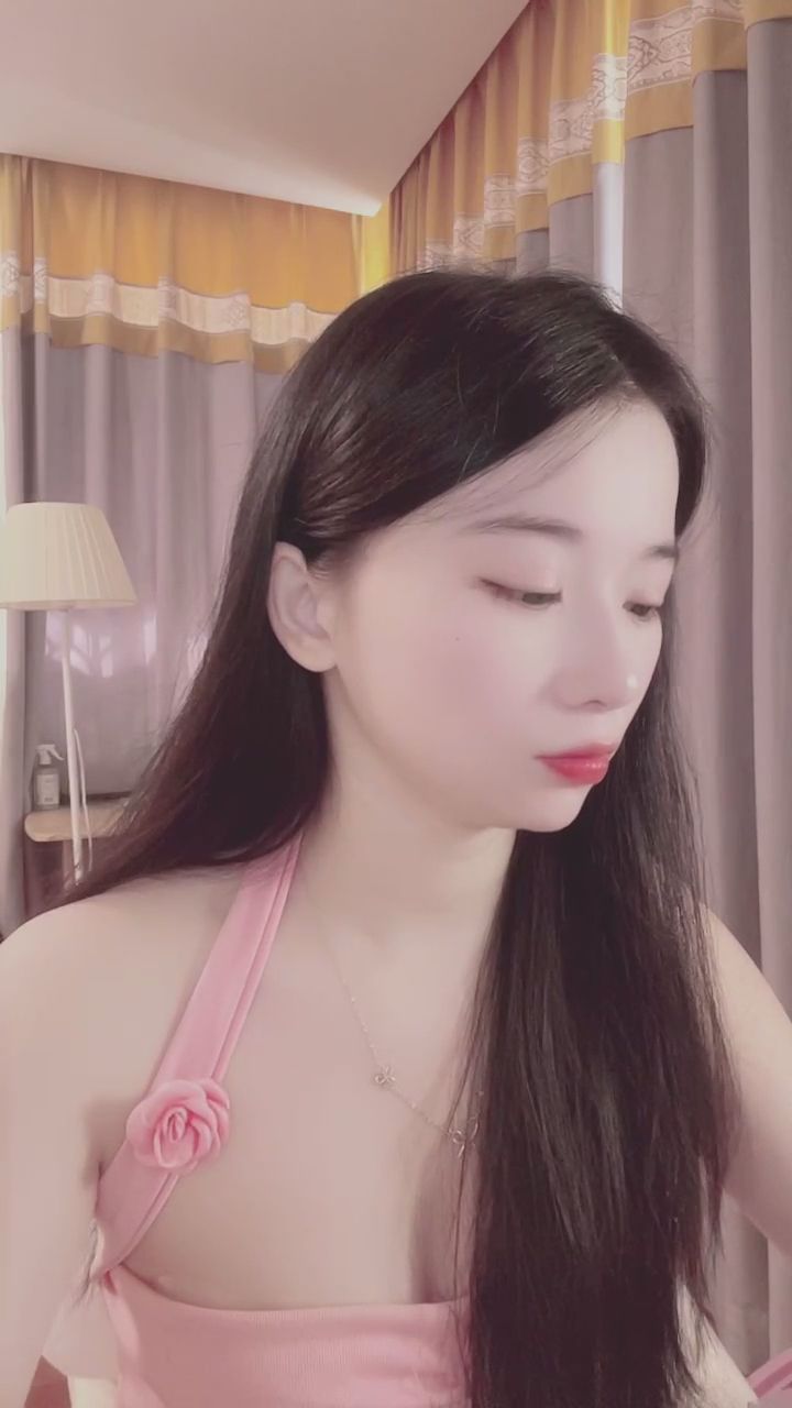  : 專注化妝的模樣最迷人💄✨ 今天也是粉嫩嫩的一天🌸 #化妝日常 #粉嫩穿搭 #生活紀錄