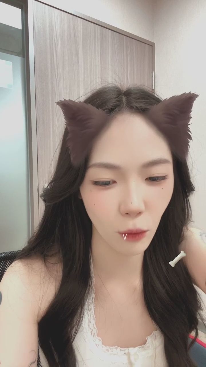 : 被這雙眼睛盯著看，你還受得了嗎？😻💕 #貓耳娘 #女友感 #心動瞬間