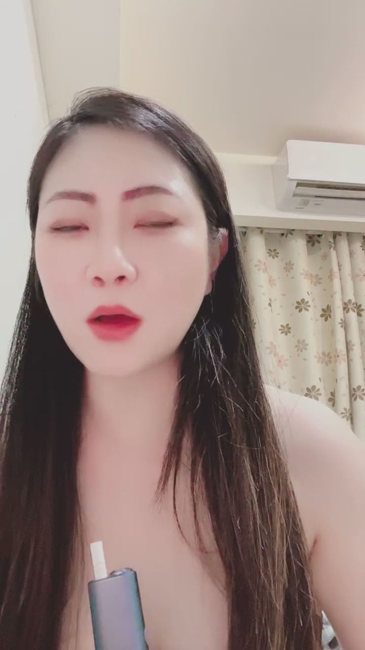  : 輕煙繚繞間的迷人眼神，讓你心跳加速了嗎？💨✨ #性感 #魅力 #女神 #微醺