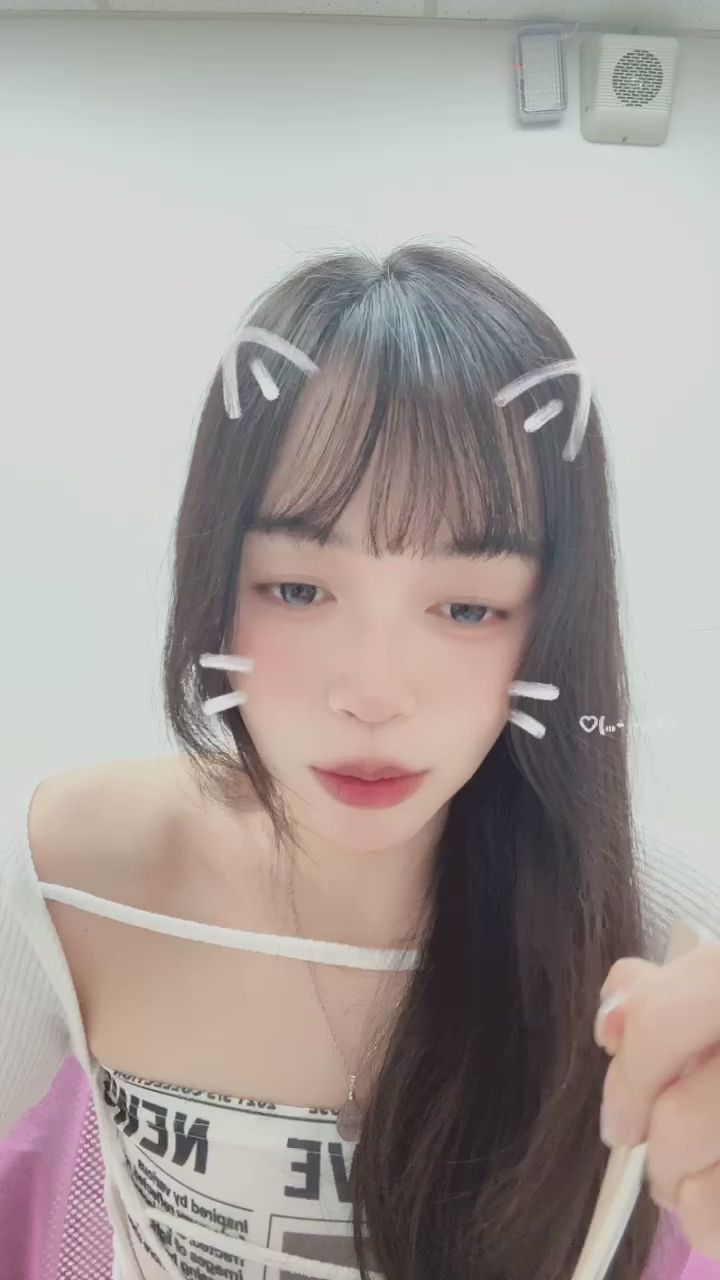  : 戴著貓耳陪大家一起吃東西！看我吃有沒有覺得肚子也餓了？🍽️🐱 #吃播 #貓耳日常 #美食分享