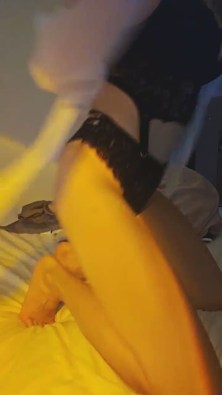  : 轉身給你一個俏皮的驚喜 😜 #美腿 #蕾絲內衣 #心跳加速