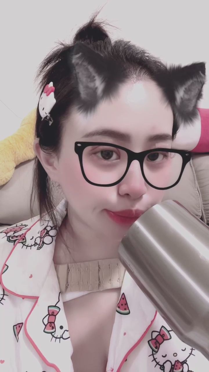  : 這樣盯著我看，是在想什麼呢？🥤💦 #貓耳 #眼鏡娘 #居家日常