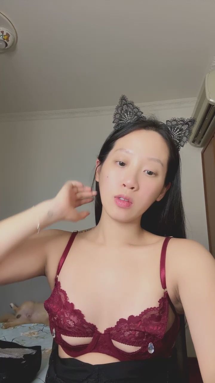  : 黑蕾絲貓耳配上酒紅內衣，今天的誘惑風格及格嗎？😽🖤 #貓耳女孩 #性感穿搭 #眼神交流