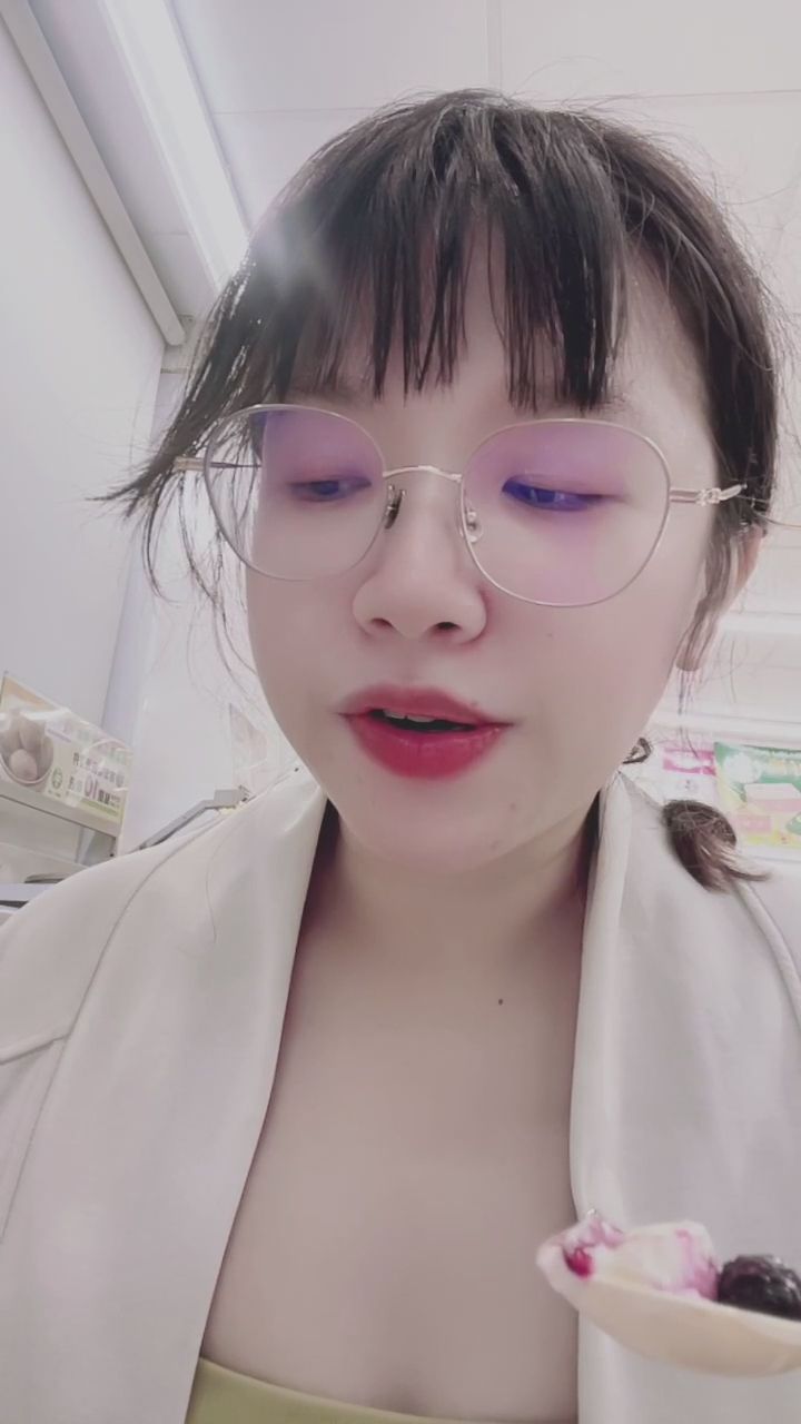 chenxi__ : Babe這口優格看起來很好吃
你想來一口嗎? 🥄😋
#上課日常 #誘惑眼神