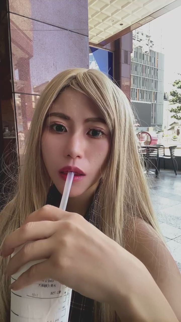  : 喝個飲料也要盯著你看 🥤✨ #戶外 #日常 #女友感 #心動瞬間