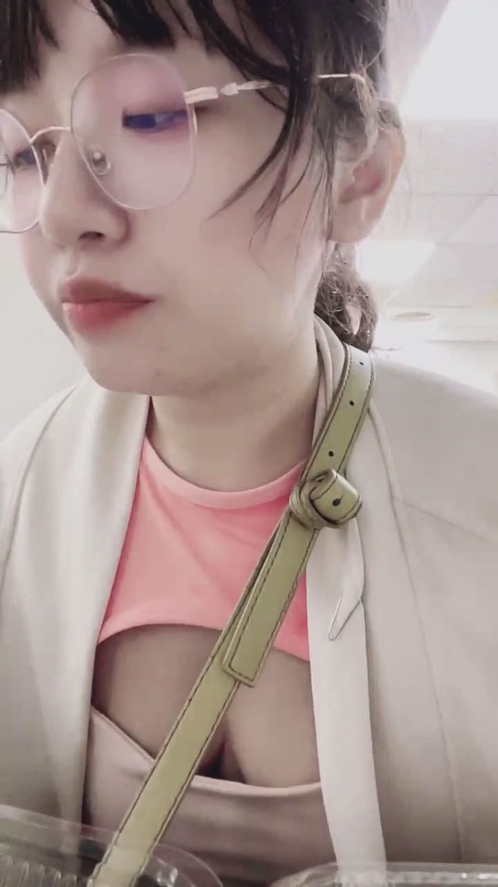 chenxi__ : Babe大口吃東西的樣子
是不是讓你更有食慾了?😋
#吃播 #性感穿搭 #女友視角