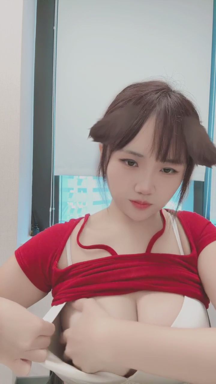  : 掀起上衣的小驚喜，這樣整理內衣你們會心動嗎？😎 #性感 #福利 #直播日常