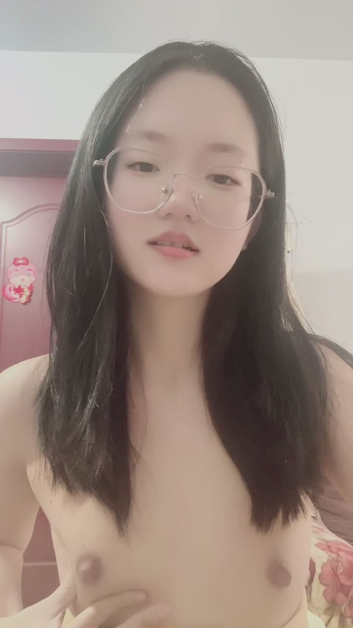  : 眼鏡娘的火辣反差！從甜美解開上衣到完全展現性感曲線，這過程絕對讓你心跳加速！🔥👓 #眼鏡娘 #性感反差 #直播精華 #福利