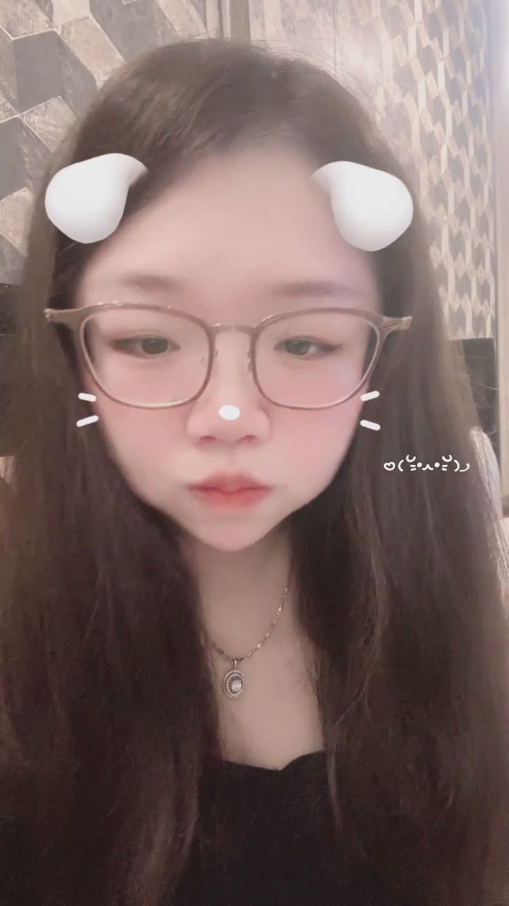 mei101010 : 睡前就想這樣看著你...最喜歡這種近距離的視角了,感覺就在耳邊說悄悄話呢~😘 #女友日常 #撒嬌 #睡前福利