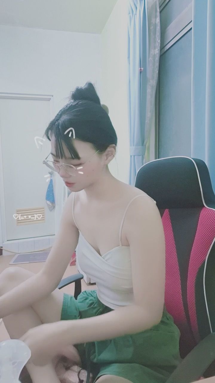  : 今天的我是粉紅色的貓咪哦～快來看看我的新造型！😻💕 #貓耳 #俏皮 #居家穿搭