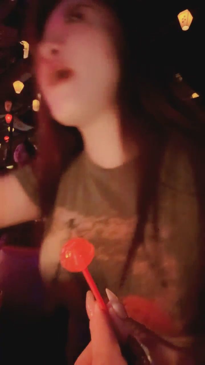  : 想跟我一起吃這支棒棒糖嗎？🍭😉 #甜美 #微醺 #日常