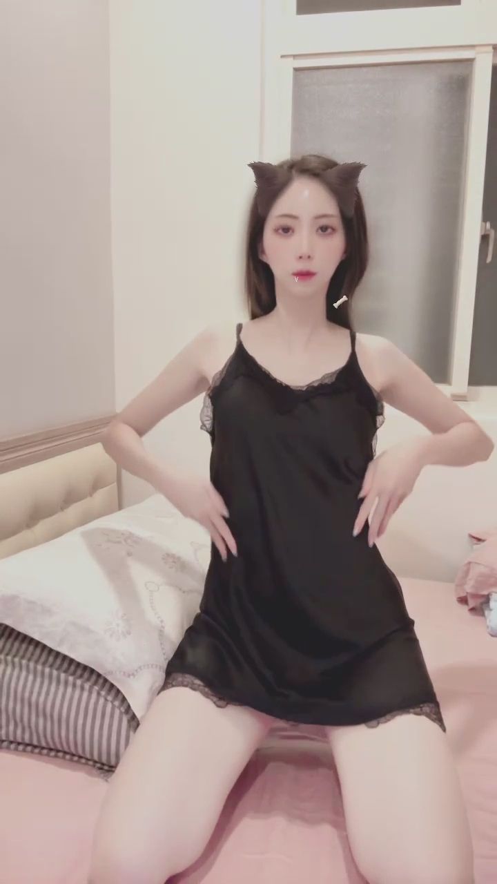 ve_venus : 黑色絲綢睡袍的午夜誘惑,這波香肩展示你能抵擋嗎?🖤 #睡袍 #誘惑 Babe