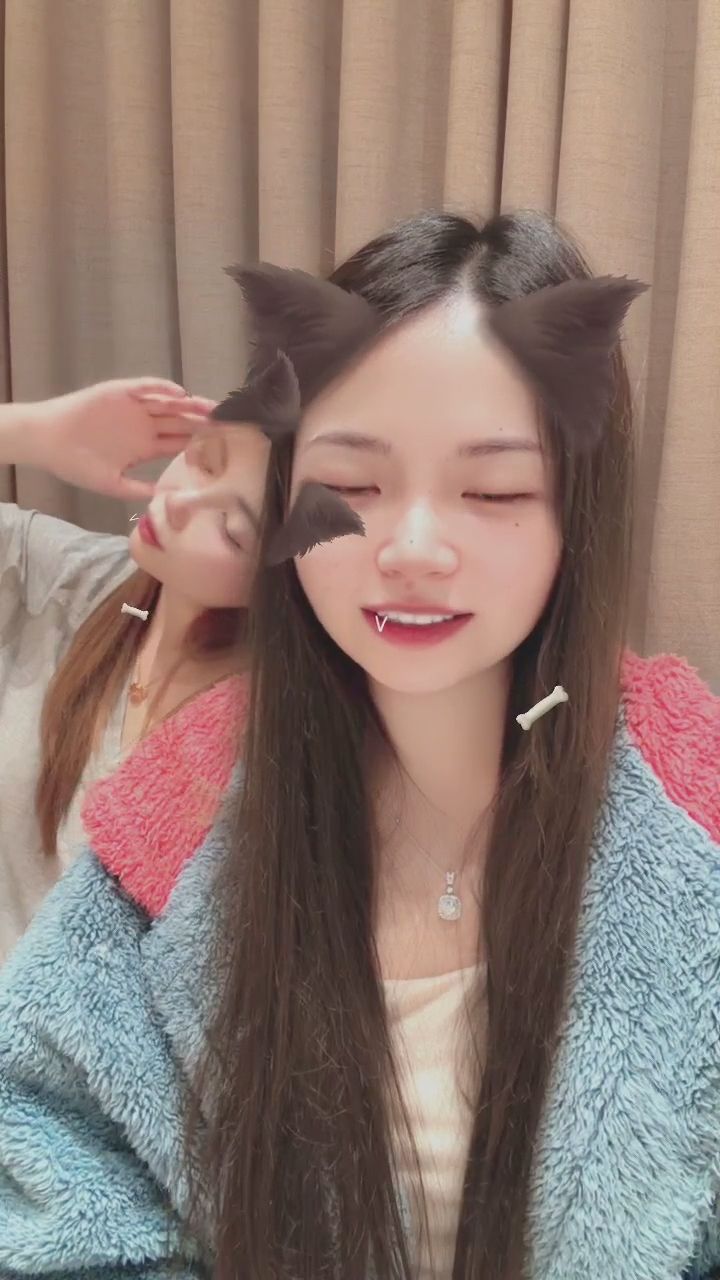  : 雙倍的貓耳，雙倍的快樂！快來加入我們的私密派對吧～👯‍♀️💖 #閨蜜 #貓耳 #私密派對