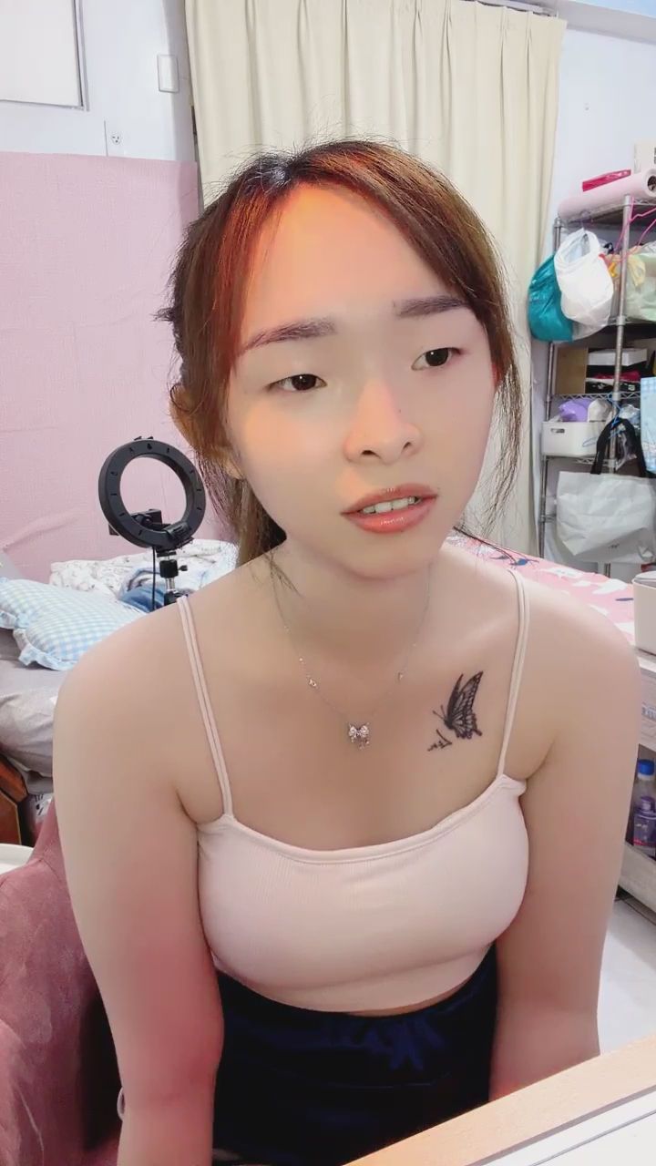  : 看著我綁頭髮，你有在聽我說話嗎？👀 #馬尾女孩 #居家日常 #心動對視