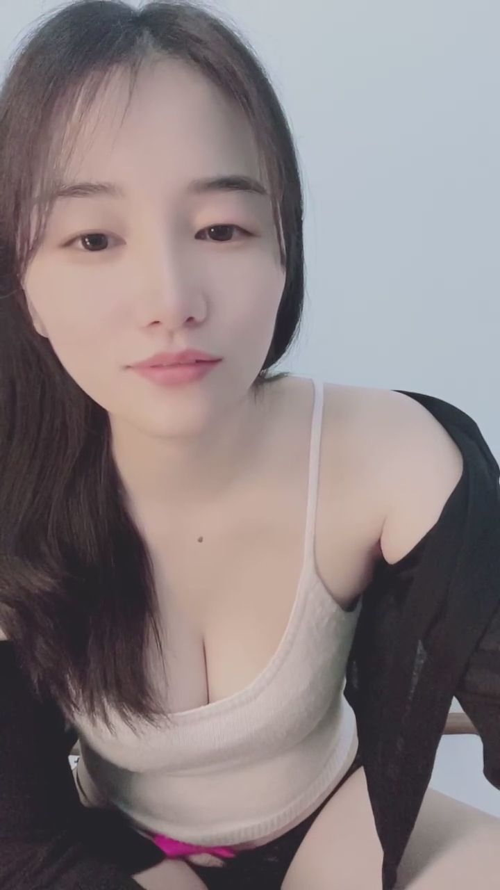  : 捏捏臉頰，再送你一個甜甜的飛吻💋 #甜美互動 #心動瞬間 #可愛俏皮