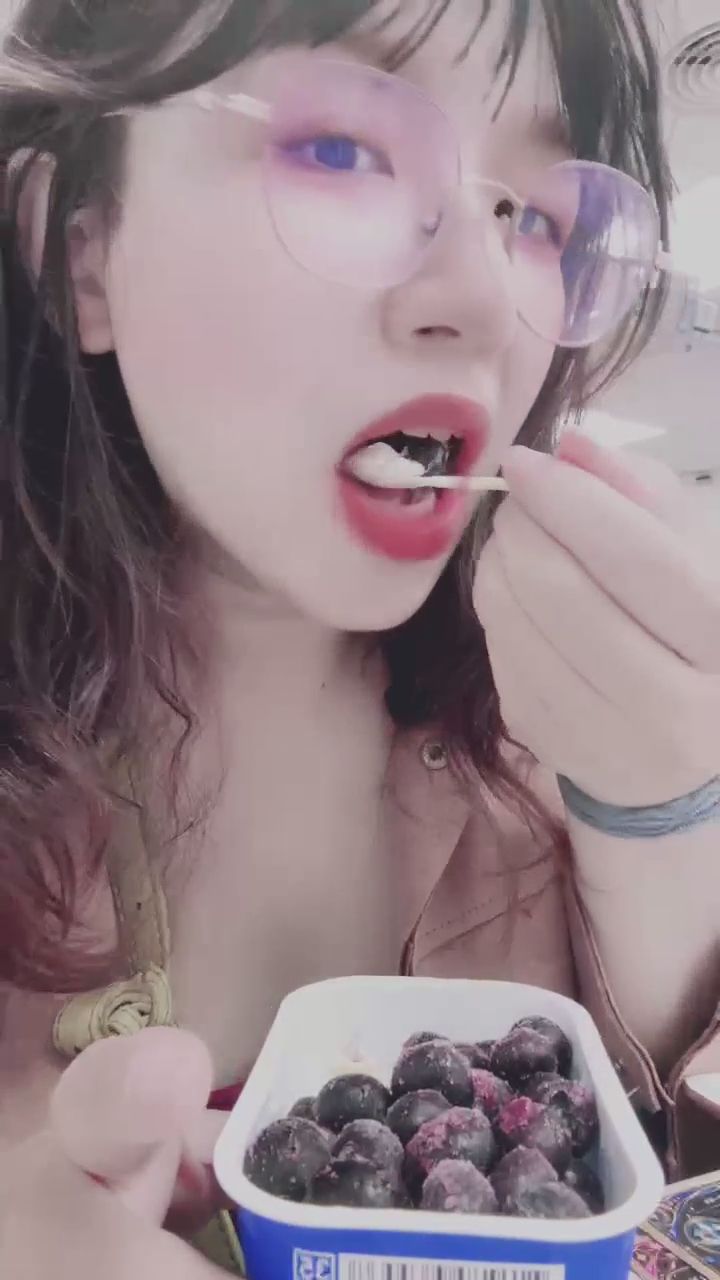 chenxi__ : Babe這吃相也太迷人了吧...
眼鏡與紅唇的絕佳搭配!
來陪我一起吃午餐嗎?💖
#眼鏡控 #紅唇 #女友感 #吃播