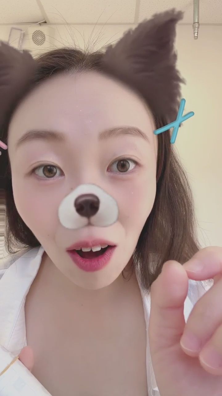  : 這麼近看我，會不會害羞呢？今晚來點專屬我們的私密對話吧！💕 #近距離 #女友感 #心動瞬間