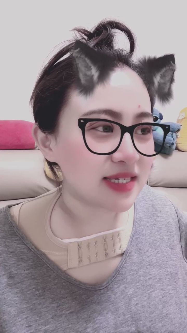  : 認真的推眼鏡瞬間，最後的微微一笑有沒有擊中你的心？👓❤️ #貓耳娘 #反差萌 #心動