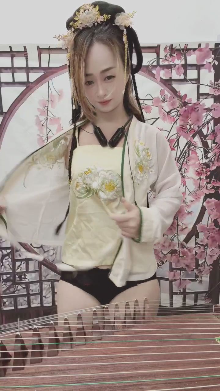  : 褪去漢服，展露最迷人的曲線，這場更衣秀絕對讓你心跳加速！🔥 #漢服 #更衣 #性感