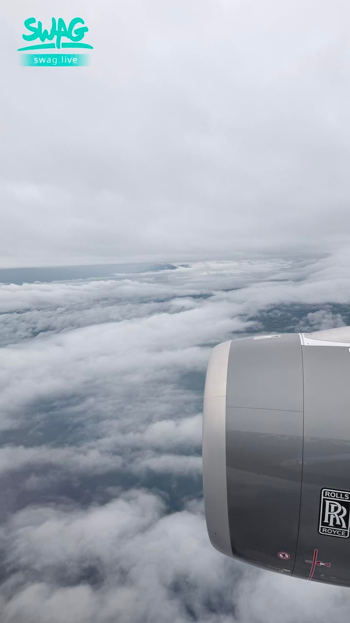 ninibaby : 假期開始了❤️抵達🛬bKK機場~
Babe看著窗外的雲朵😍突然很想謝謝一直以來陪著我的你們❤️不管飛得多遠🫶🏻心都跟你們在一起🥰晚點再跟你們分享新動態😊大家今天也要過得開心喔✌🏻