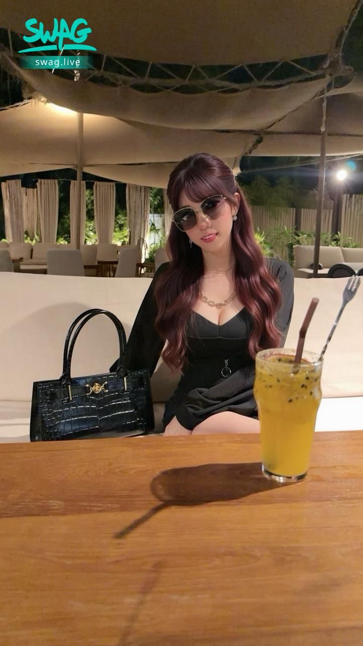 ninibaby : 不要一直放大看啦🙈
越放大~我會越害羞捏🤣🤣
Babe芭達雅第一吃❤️網美咖啡廳踩點😁這間餐廳竟然要走過海邊沙灘才能到🏝️真美🩷