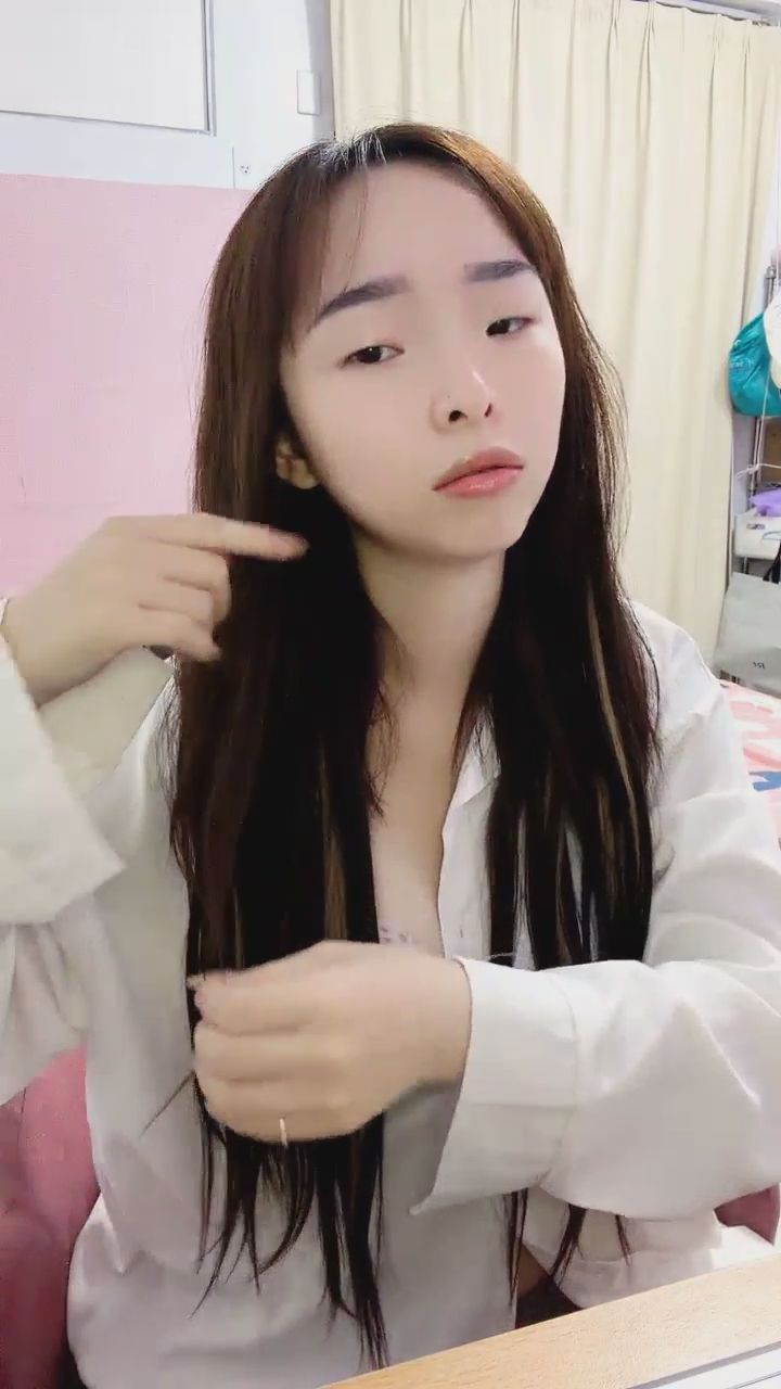  : 綁馬尾還是放下長髮，哪一種更讓你心動呢？💇‍♀️💖 #長髮 #日常分享 #心動瞬間