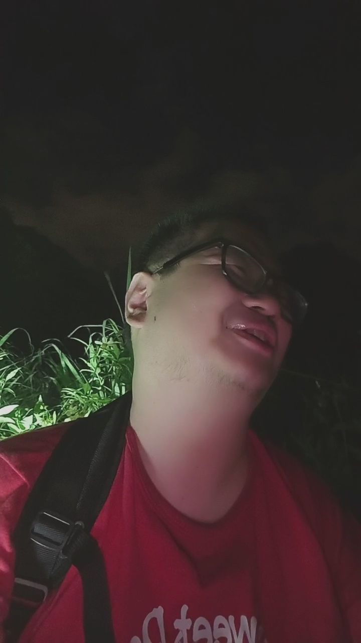  : 深夜戶外草叢開聊！主播這爽朗的笑聲太有感染力了吧😂✨ #深夜直播 #戶外直播 #粉絲互動 #真實紀錄