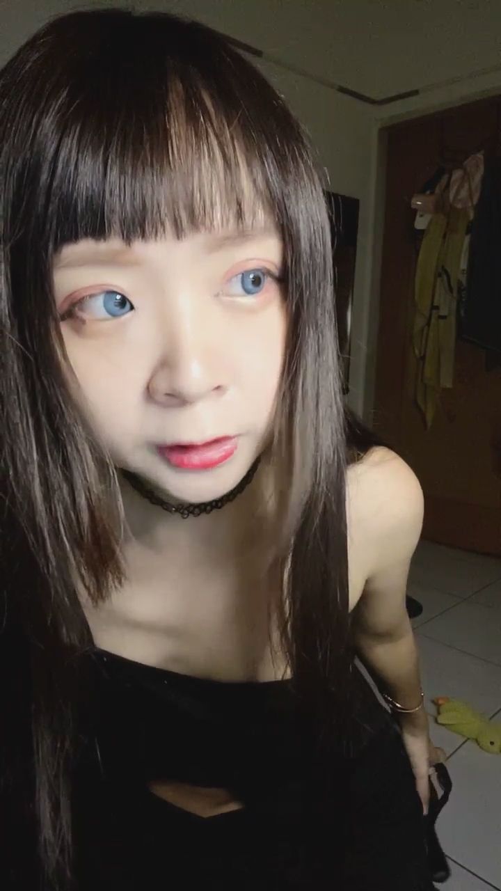  : 這個眼神搭配這個動作，誰能抵擋得住？🖤 #性感 #挑逗 #深夜福利