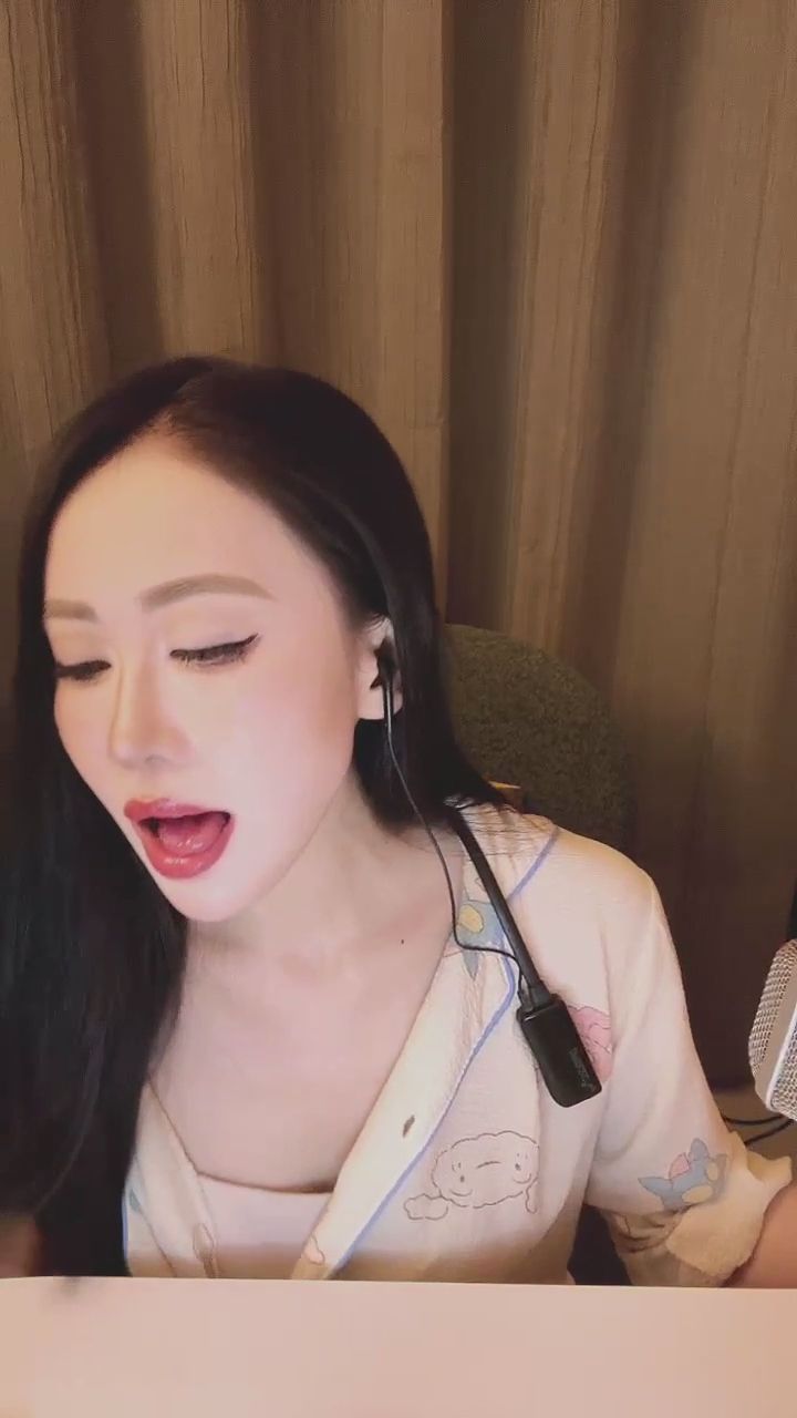  : 眼神鎖定你！調皮又迷人的小挑逗，讓你捨不得移開目光～😉 #挑逗 #性感 #心動