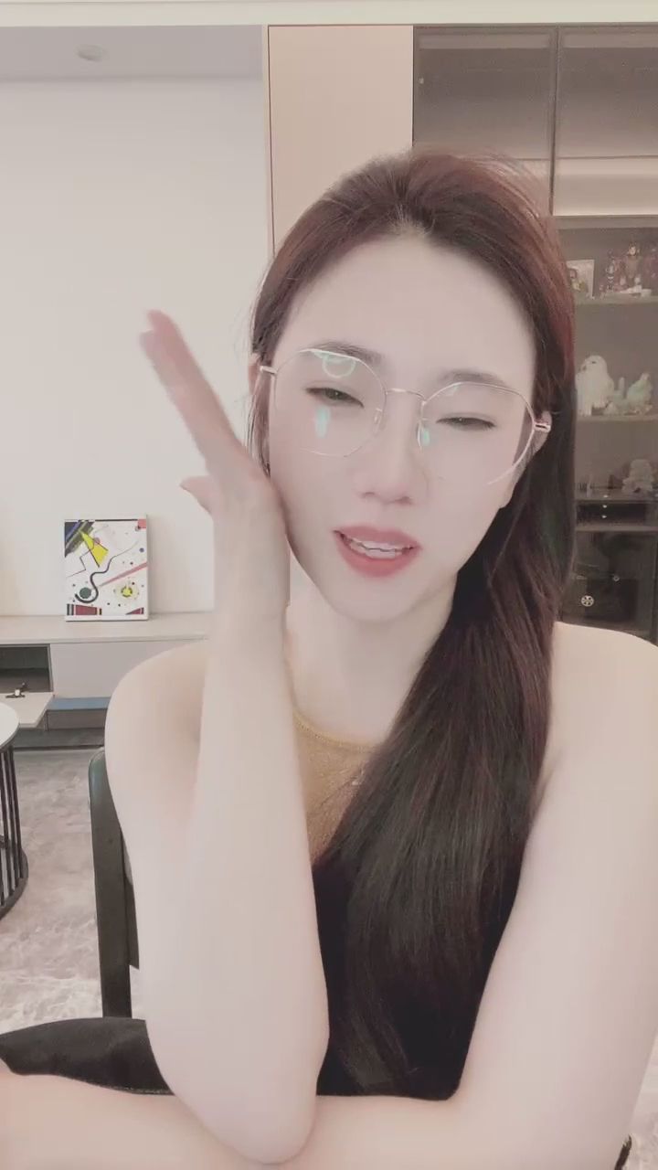 ba8803 : 被連續的俏皮眨眼電到了嗎？😉✨ #眼鏡女孩 #甜美笑容 #心動瞬間