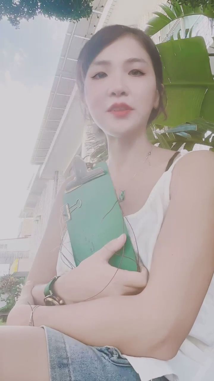  : 戶外陽光下的甜美互動，被這個笑容融化了嗎？☀️💖 #戶外 #甜美 #女友感 #心動瞬間