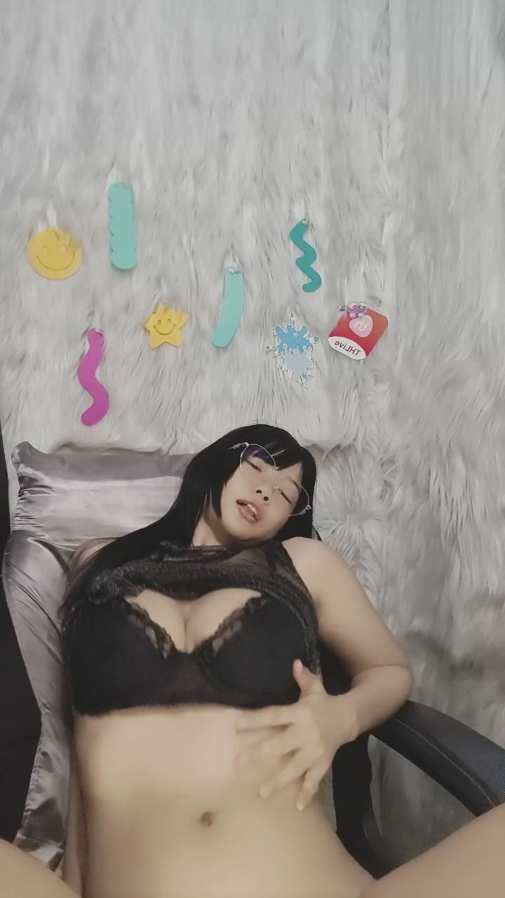  : 從溫柔撫摸到極致挑逗！最後的抬腿與吐舌，這誰頂得住？ #極致挑逗 #性感尤物 #火辣瞬間