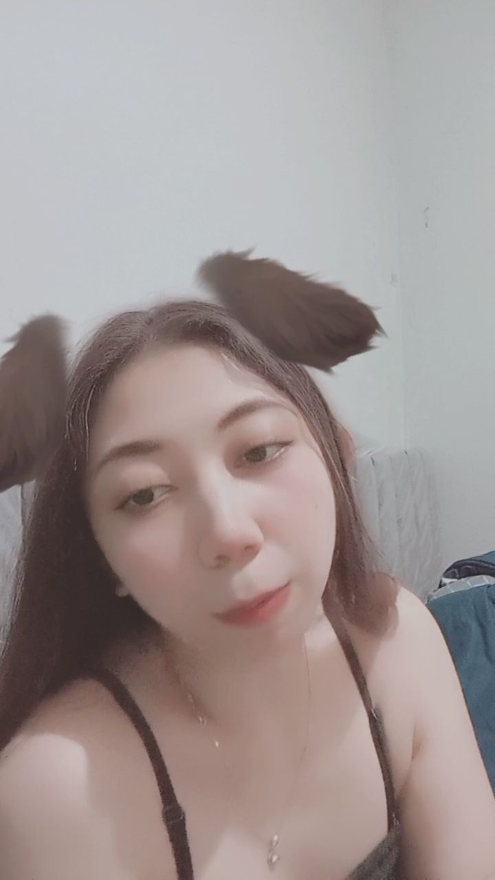  : 戴上狗狗耳朵也太可愛了吧🐶💕 整理頭髮的瞬間心都融化了！ #可愛 #狗狗濾鏡 #俏皮 #日常