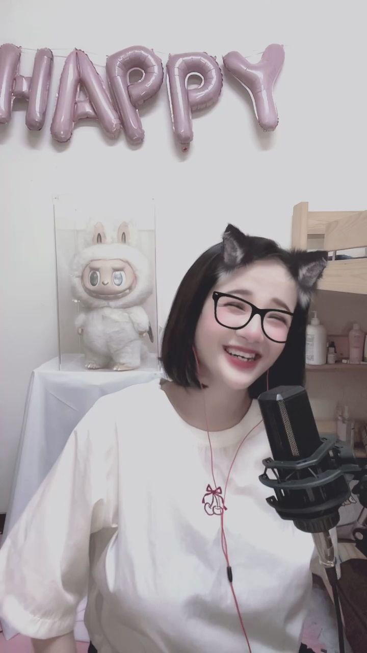 wenwen.0910 : 捕捉到一隻笑得超開心的貓耳女孩！今天的直播氛圍太好啦 😆✨ #貓耳女孩 #直播日常 #開心瞬間