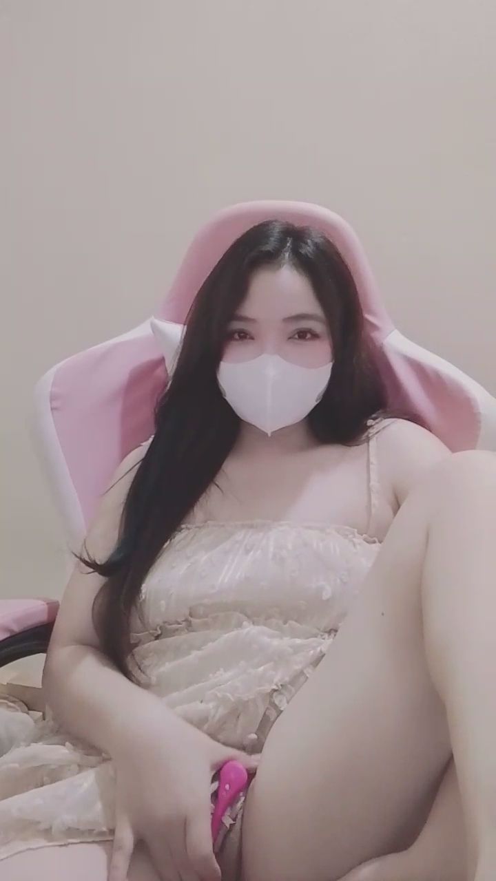  : 戴著口罩的專屬時光，與最愛的粉色小玩具一起玩耍～😉 #私密時光 #成人玩具 #美腿展示