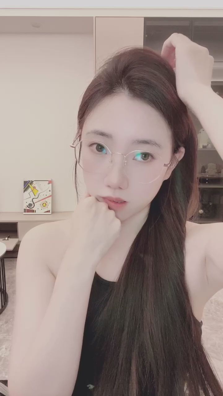  : 整理頭髮的瞬間最迷人～這種溫柔知性的感覺你喜歡嗎？👓💕 #眼鏡控 #鄰家女孩 #居家日常