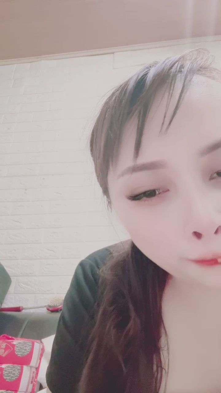  : 慵懶的午後，整理長髮與吐露煙霧的瞬間。你喜歡這樣的氛圍嗎？🚬✨ #慵懶性感 #刺青女孩 #日常魅力Babe