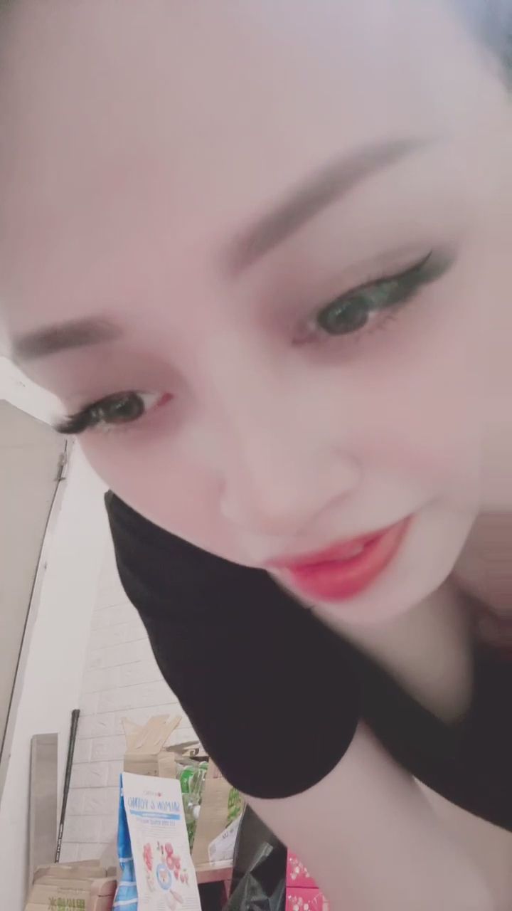  : 穿上黑色蕾絲，展現不一樣的我...想看更多嗎？🖤 #黑色蕾絲 #性感曲線 #福利Babe