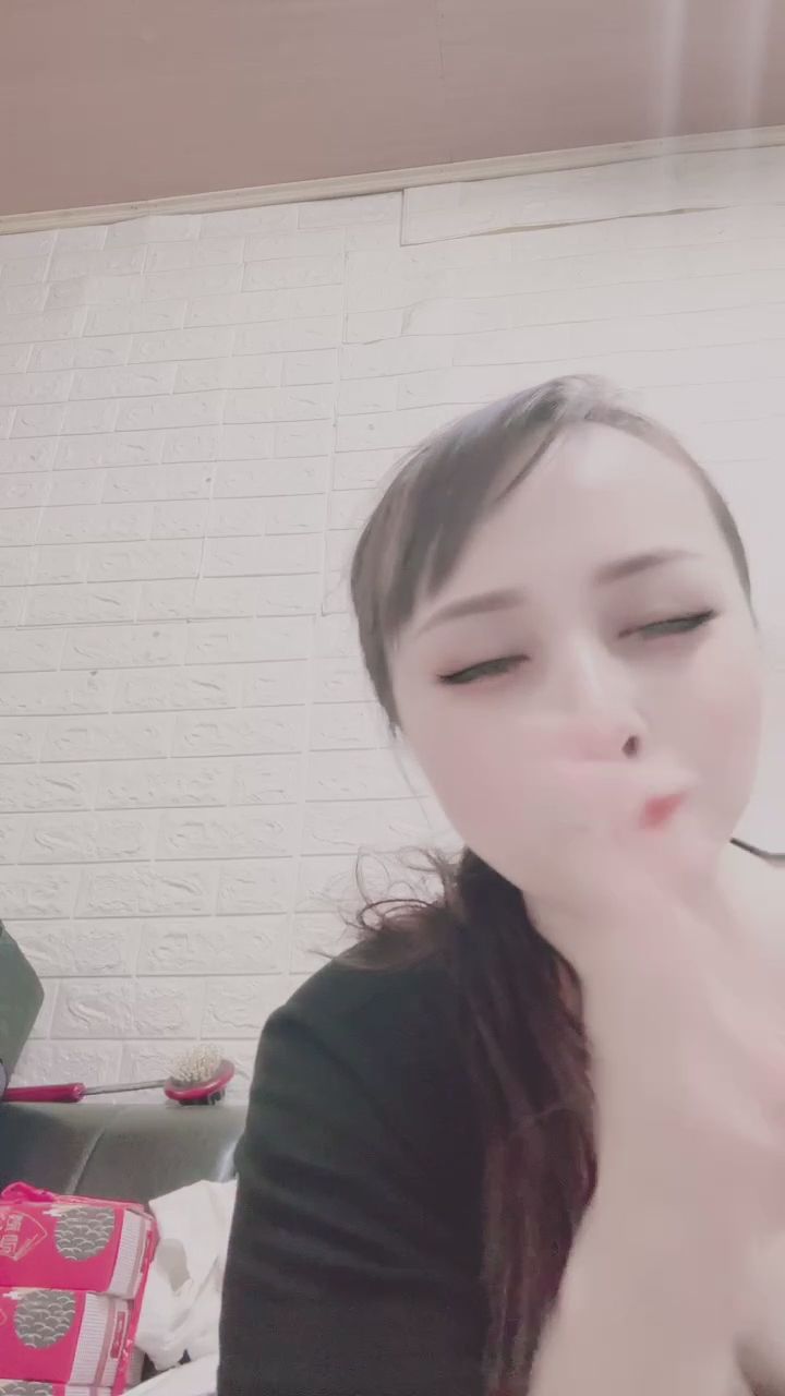  : 喝口水休息一下，聽我說說話好嗎？😉💧 #成熟魅力 #低胸 #甜美笑容Babe